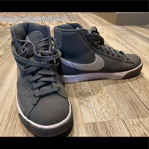 NIKE Women’s Grey High Top Sneakers; Size 9